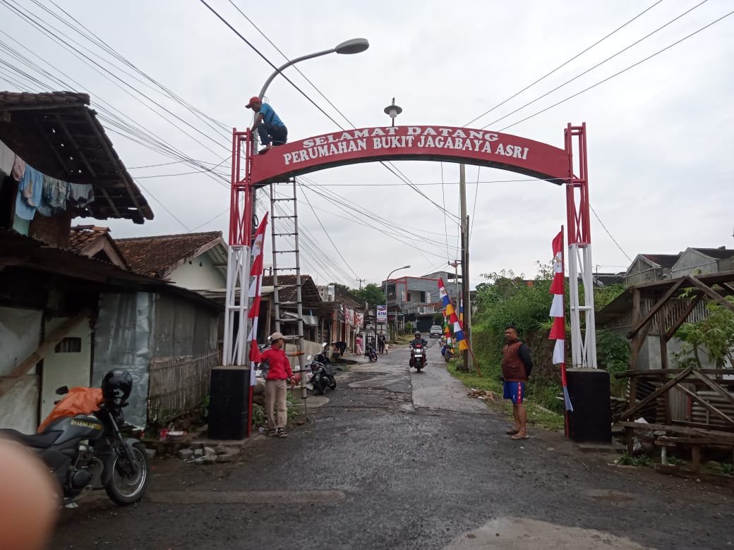 Warga RW 17 Perumahan Bukit Jagabaya Asri Bergotong Royong Percantik Gapura Sambut HUT RI ke-80